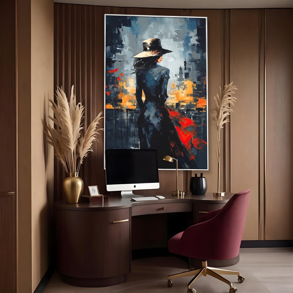 Tablou canvas cu tablou canvas cu femeie in palarie si oras, in rama de aluminiu argintiu, pe perete intr-un birou